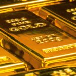 999.9と刻印された金の延べ棒が積み重ねられている様子