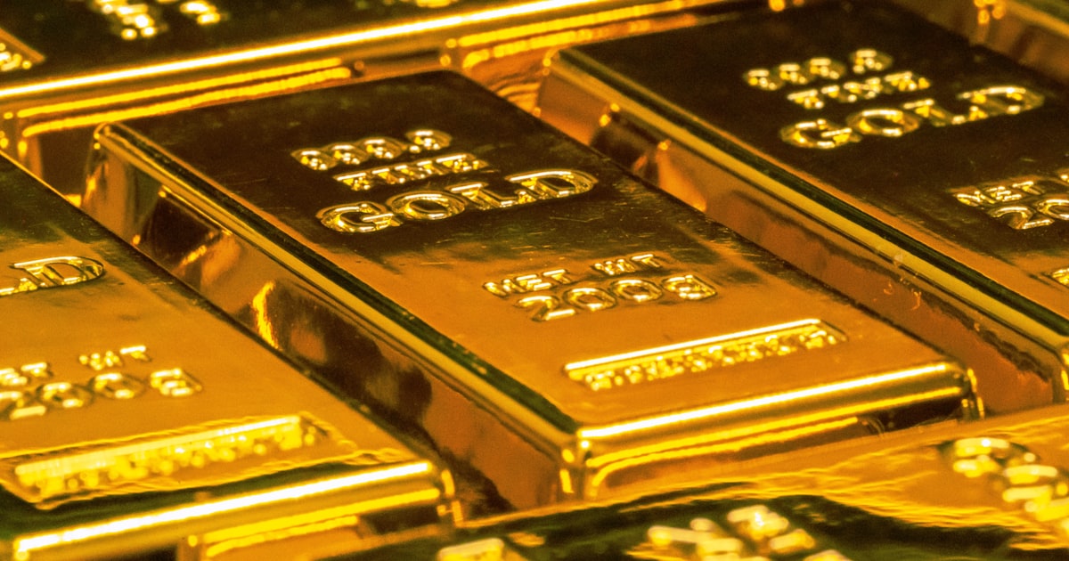 999.9と刻印された金の延べ棒が積み重ねられている様子